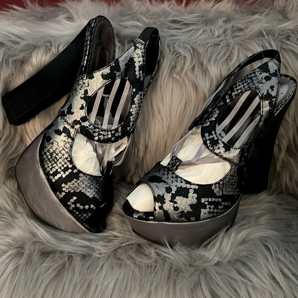 Kayleen Black & Silver snake print Victoria Heels w/ Shiny Platform Y2K size 9 - Picture 1 of 16